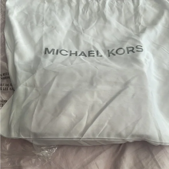 New Michael Kors small bag. I have even open the wrapping papers. - Picture 7 of 8